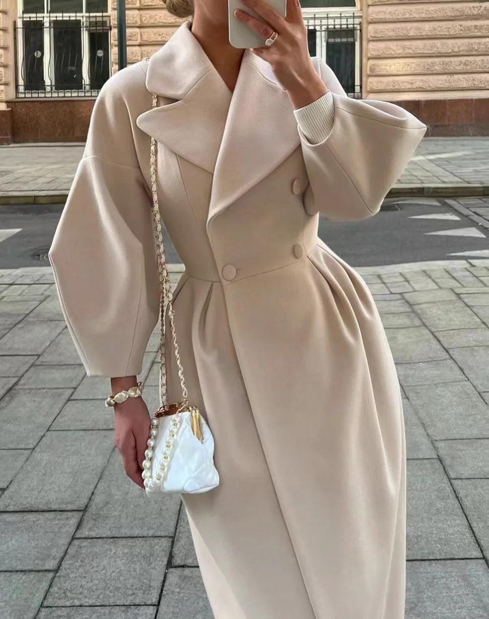 Eleganter, langer Damen Mantel, betont durch den Reverskragen und die Doppelknopfleiste.