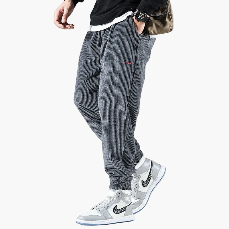 Moderne Herren Streetwear Hose mit komfortabler Passform für einen lässigen und trendigen Urban-Look. Ideal für Freizeit.