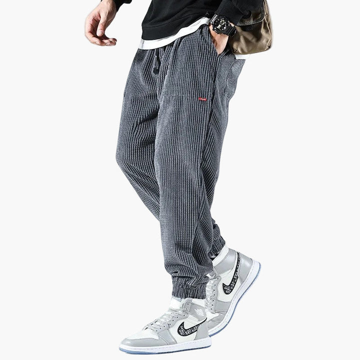 Moderne Herren Streetwear Hose mit komfortabler Passform für einen lässigen und trendigen Urban-Look. Ideal für Freizeit.
