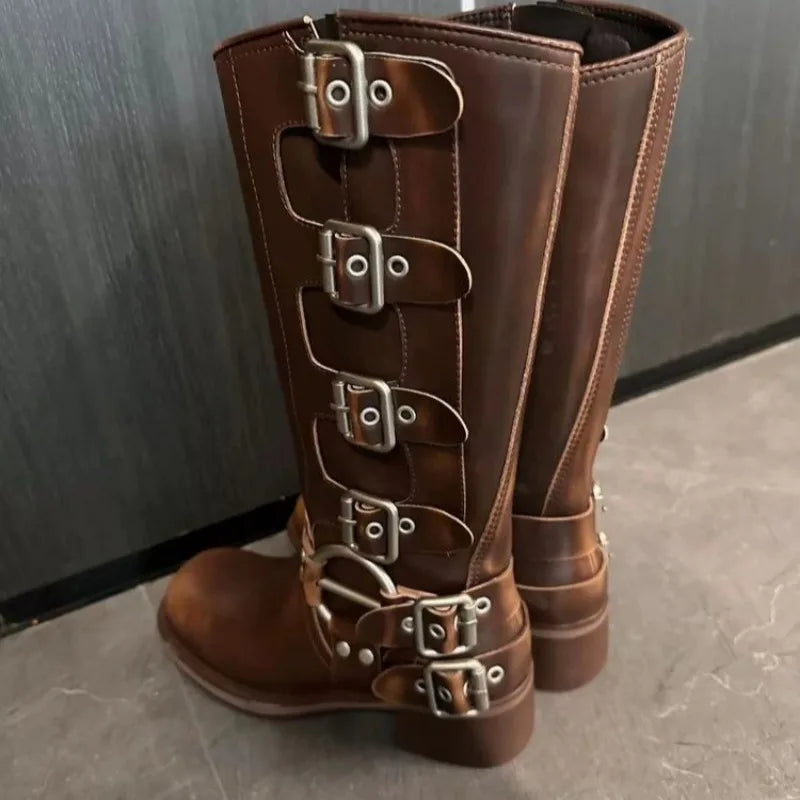 Damen Western-Stiefel kniehoch, mit dekorativen Schnallen und niedrigem Absatz. Perfekt für den Herbst-Look.