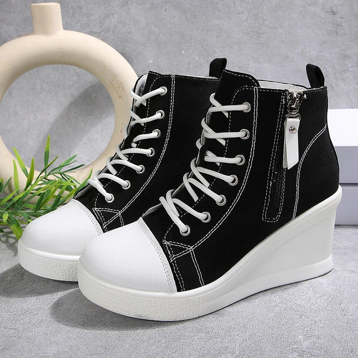 Komfortschuhe für Damen: Schwarze Keil-Sneaker mit ergonomischem Design und weicher Polsterung.