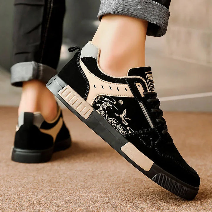 Trendige Herren Sneakers in Schwarz-Braun, mit auffälligem Wellendesign für einen modernen Look.