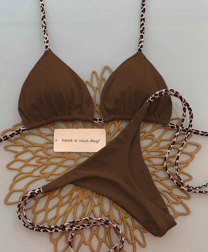 Bereit für den Sommer: Damen Leopardenmuster Tanga Bikini-Set. Trendige Swimwear für Strand & Pool.