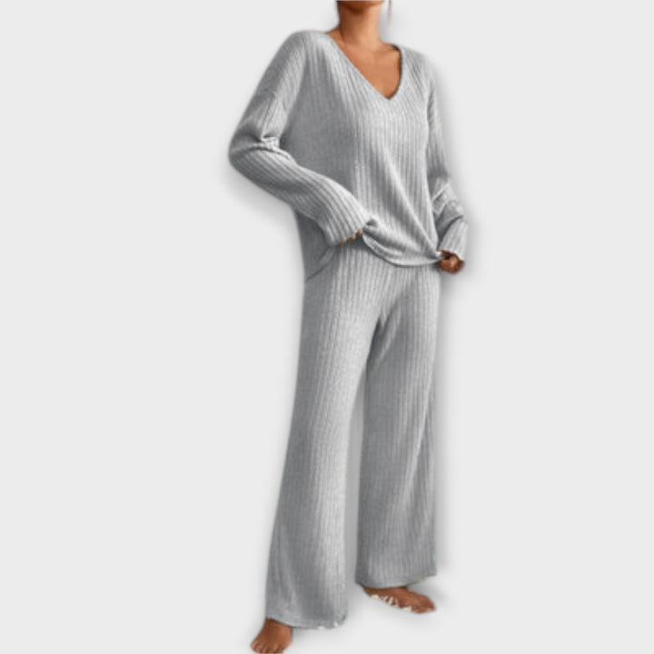 Vielseitiges Damen Casual Set: Oberteil mit V-Ausschnitt & bequeme Komfort-Hose für den Alltag.