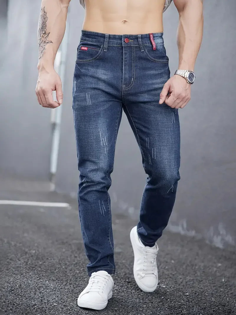 Detailansicht Knopfverschluss schwarzer Herren Tapered Jeans. Hochwertige Verarbeitung & Slim Fit.