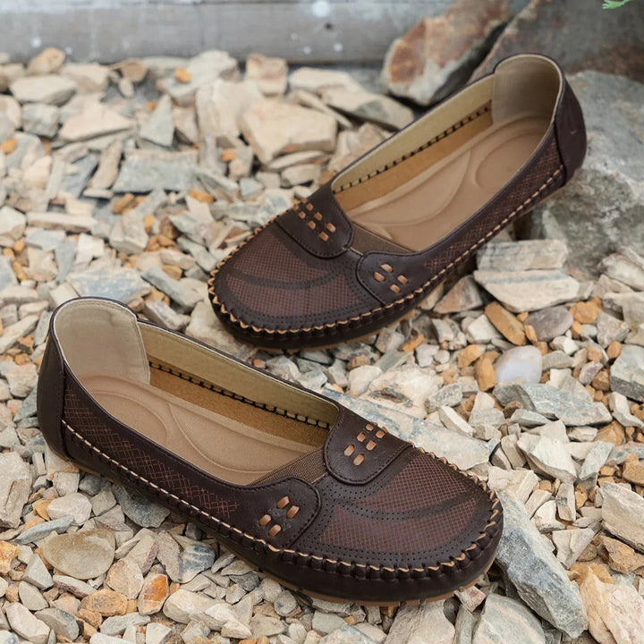 Klassische Leder Damen Loafer, schwarz, mit flacher Sohle, bequeme Business- und Freizeitschuh-Option.