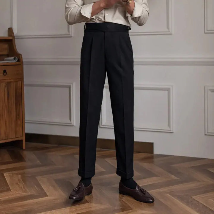 Bequeme Vintage Herrenhose für den Alltag, klassisch elegant in Dunkelgrau.