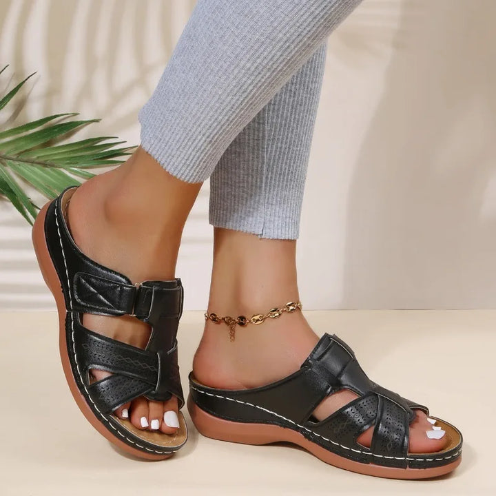Stilvolle Damen Vintage Sandalen mit Keilabsatz, orthopädisch für elegante Sommer-Outfits.