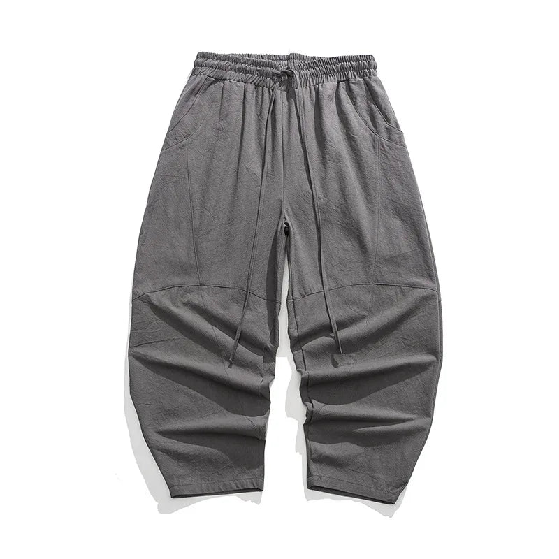 Mann trägt lockere graue Herren-Weithose, eleganter Stil und hoher Tragekomfort für Freizeit und Alltag.