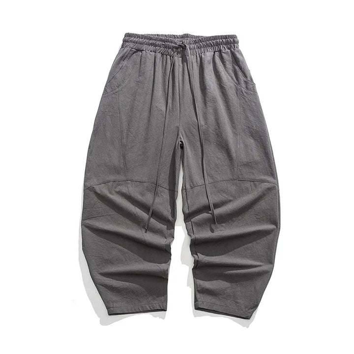Mann trägt lockere graue Herren-Weithose, eleganter Stil und hoher Tragekomfort für Freizeit und Alltag.