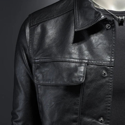 Mann trägt schwarze Slim Fit Herbstjacke, bequeme und funktionale Übergangsjacke für Herren.
