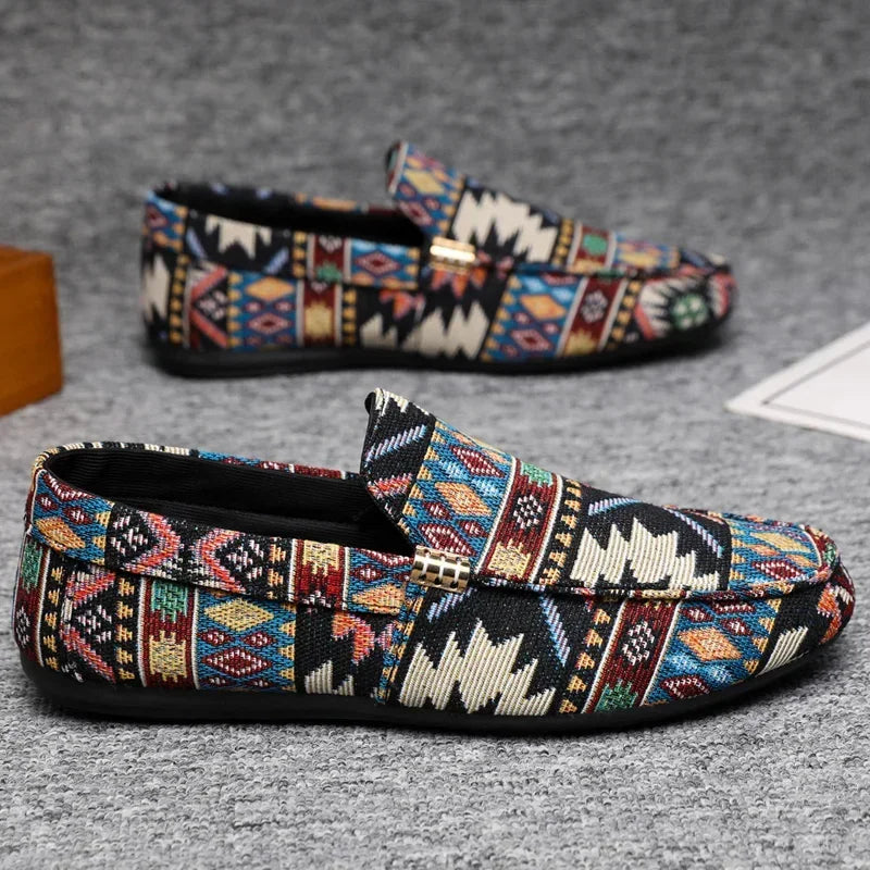 Stylische Herren Slip-On Slipper mit Aztekenmuster, bequeme Leichtschuhe für entspannte Tage.
