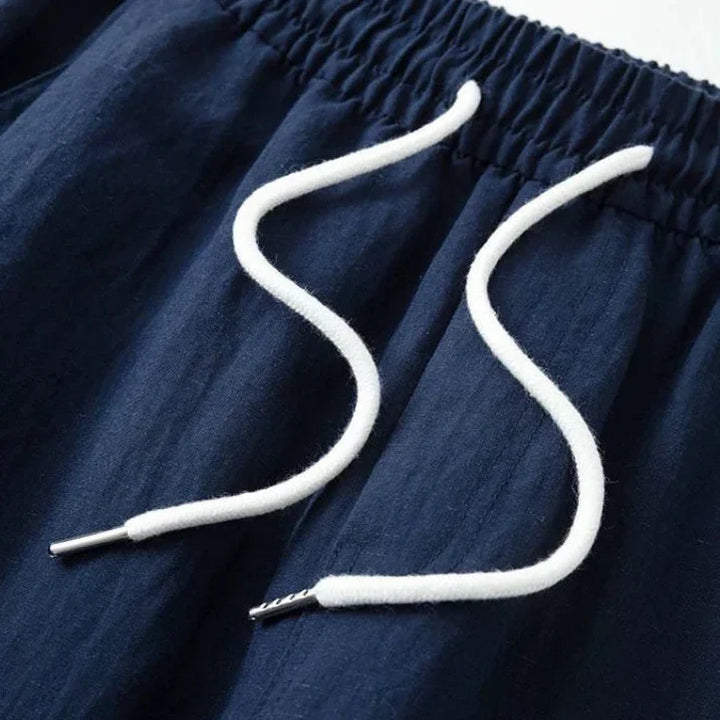 Bequeme Kordelzughose für Herren mit weitem Bein & entspanntem Schnitt. Die Freizeithose bietet hohen Tragekomfort im Alltag.