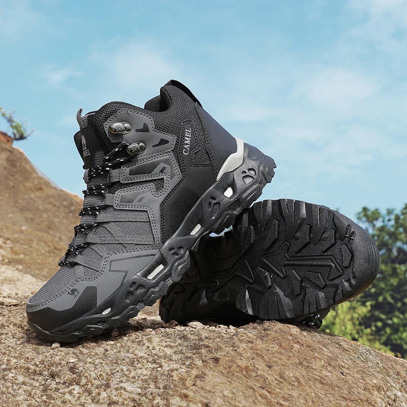 Nahaufnahme der rutschfesten Sohle der grauen Herren Hikingstiefel, ideal für Trekking und Outdoor.