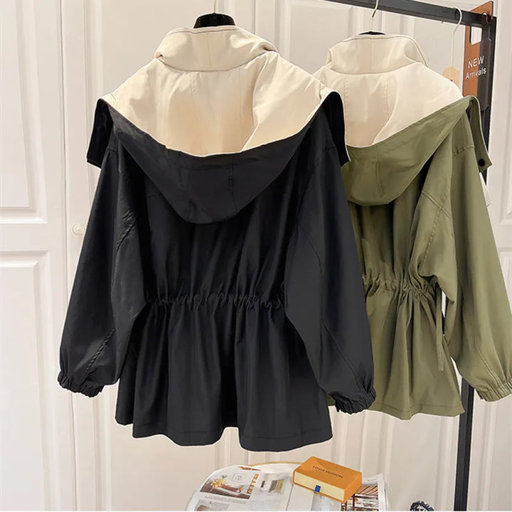 Bequeme, weiße Damen Kapuzenjacke, winddicht und wasserabweisend für Outdoor-Abenteuer.