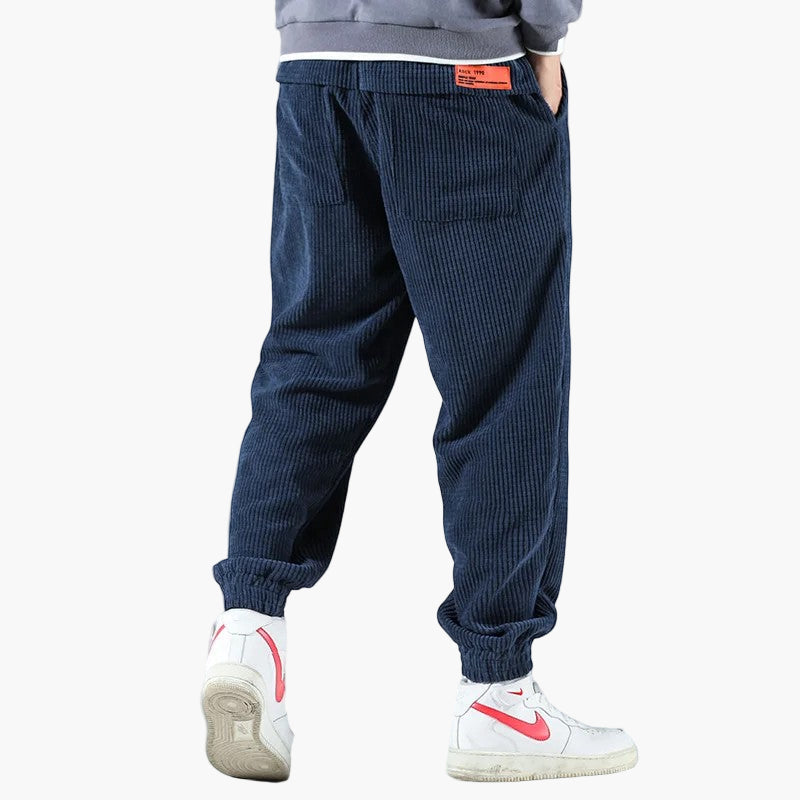 Bequeme Herren Jogger Hose für Streetwear und Freizeit, im modernen Casual-Stil. Perfekt für den urbanen Lifestyle.