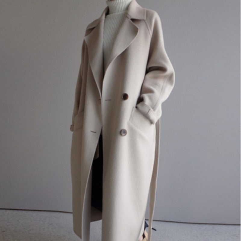 Eleganter Damen-Trenchcoat, tailliert, perfekt für Herbst & Winter. Klassischer Doppelreiher in Beige.