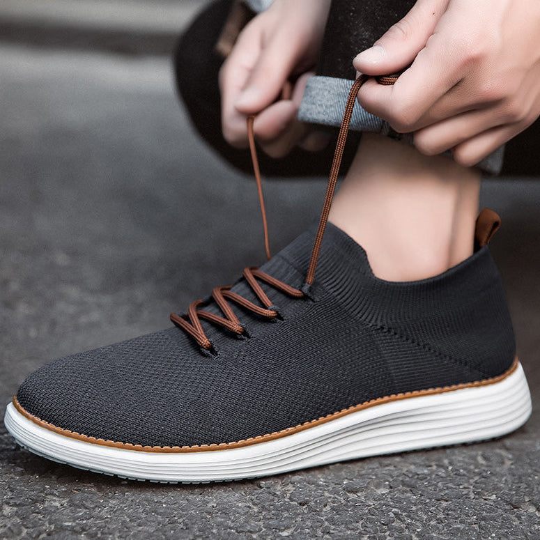Detailaufnahme der Schnürsenkel des Herren Alltagssneakers, perfekt angepasst.