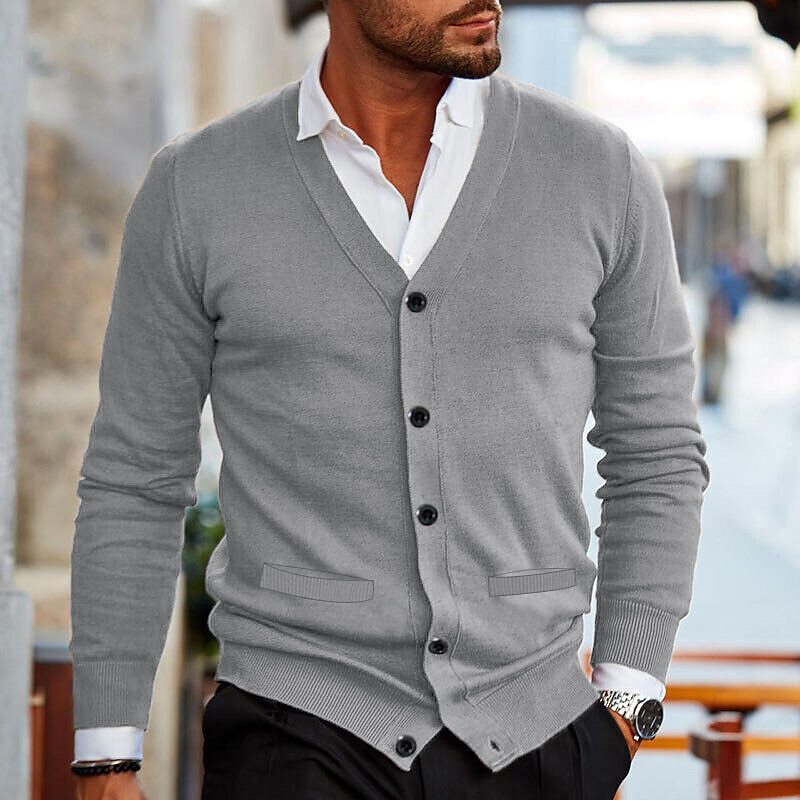 Stilvoller Herren Strickpullover mit V-Ausschnitt & Knopfleiste. Vielseitige elegante Strickwaren für Herren Mode.
