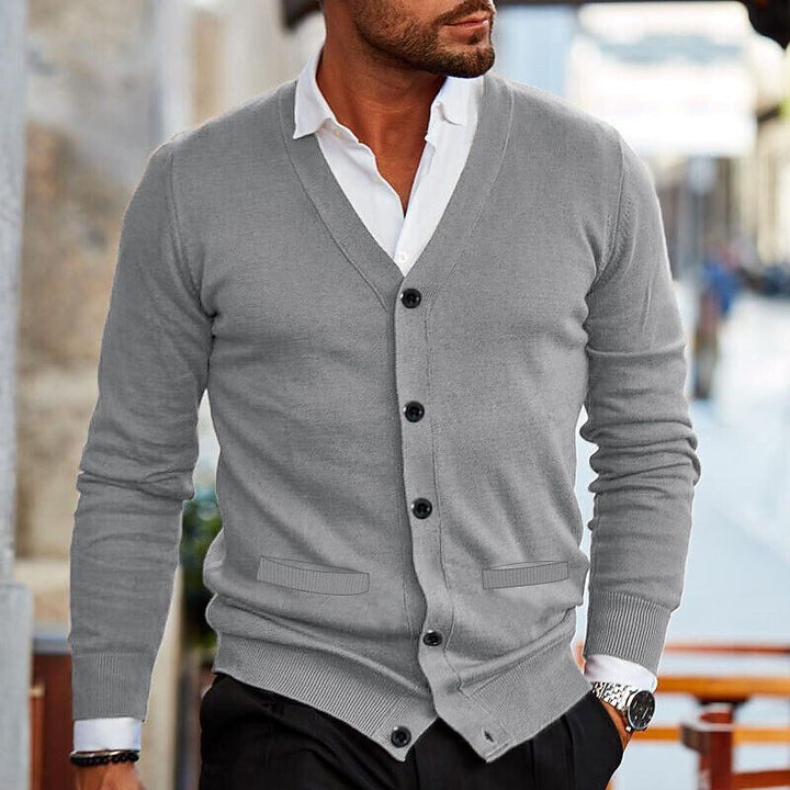 Stilvoller Herren Strickpullover mit V-Ausschnitt & Knopfleiste. Vielseitige elegante Strickwaren für Herren Mode.