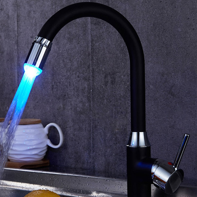 Der AquaGlow LED-Wasserhahnaufsatz verwandelt normales Wasser in eine faszinierende Lichtshow; ideal für Waschbecken.
