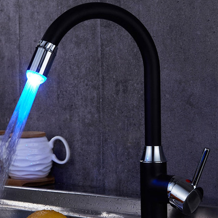 Der AquaGlow LED-Wasserhahnaufsatz verwandelt normales Wasser in eine faszinierende Lichtshow; ideal für Waschbecken.