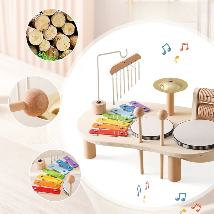 Ein Kind spielt begeistert auf dem Holzmusikspielzeug mit Xylophon, Trommeln und Becken, entwickelt spielerisch Rhythmus.