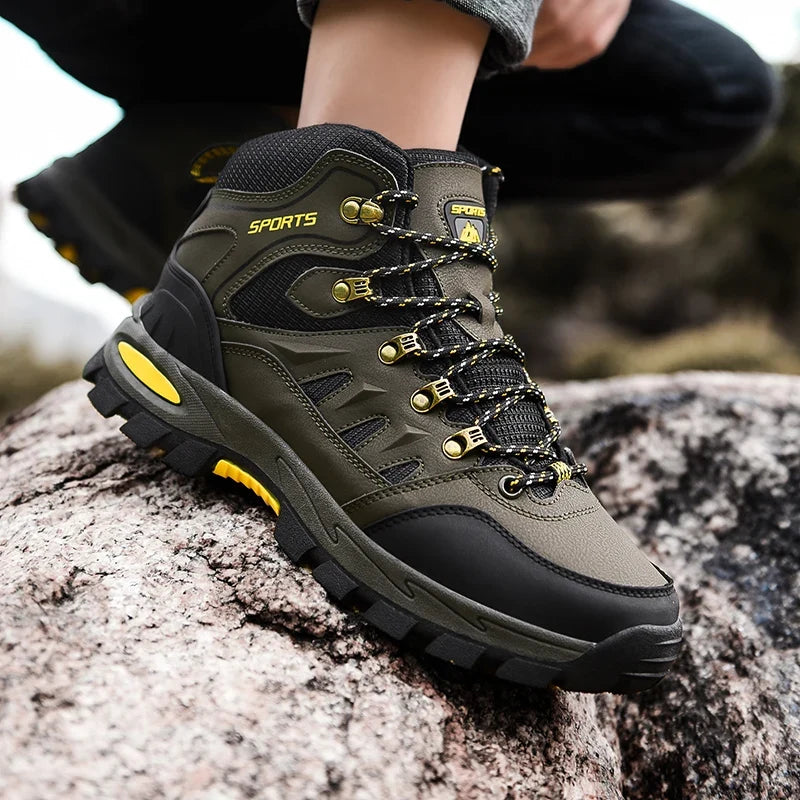 Robuste Damen Trekkingschuhe, knöchelhoch, bieten stabilen Halt & Schutz im Gelände.