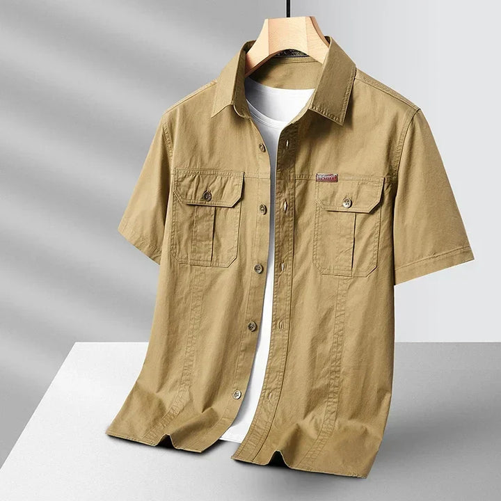Vielseitiges Herren Kurzarmhemd in Blau oder Khaki mit Brusttaschen. Lässiger Stil für warme Sommertage.