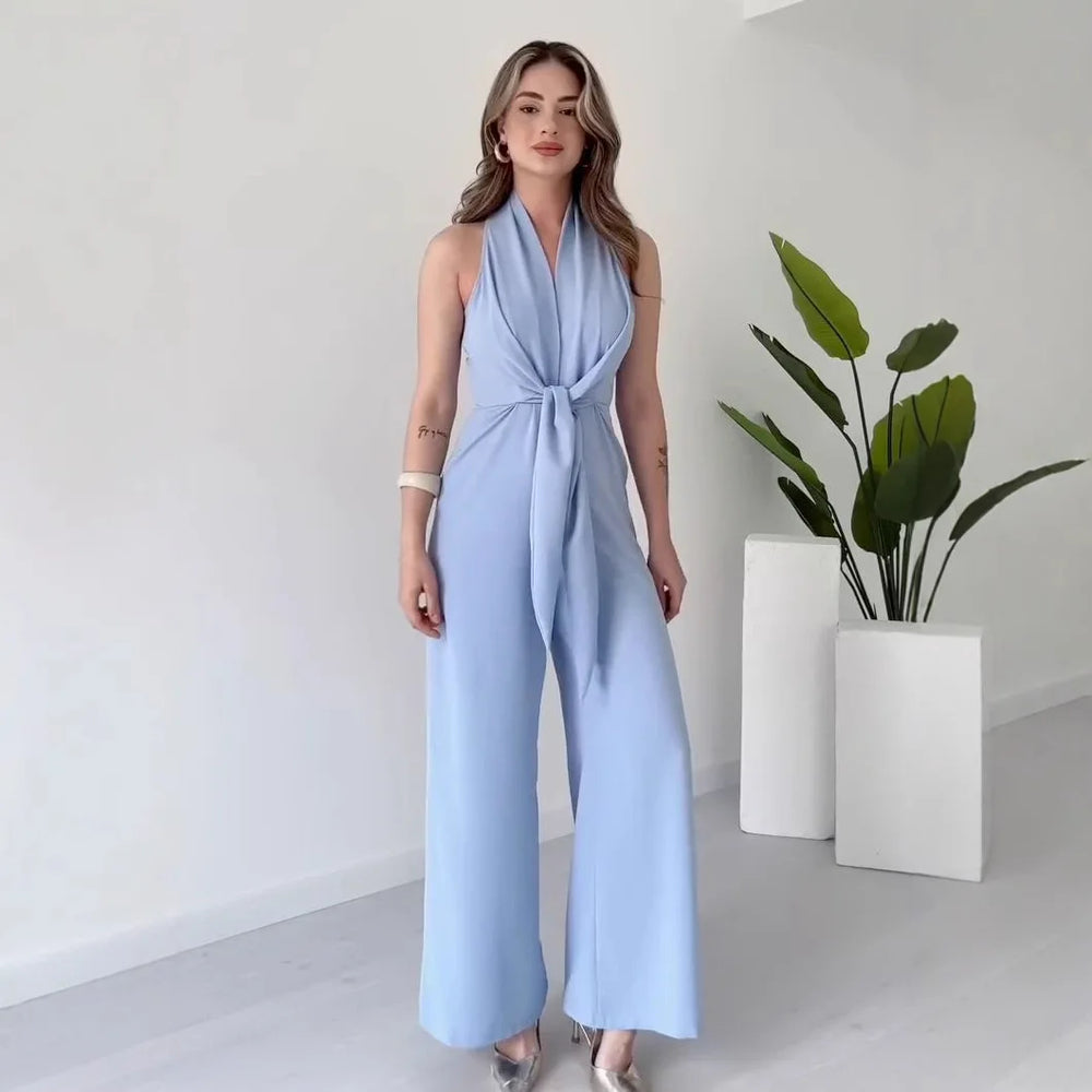 Modischer Damen Jumpsuit mit tiefem V-Ausschnitt und stylischer Schnürung. Lockerer Schnitt, weites Bein.