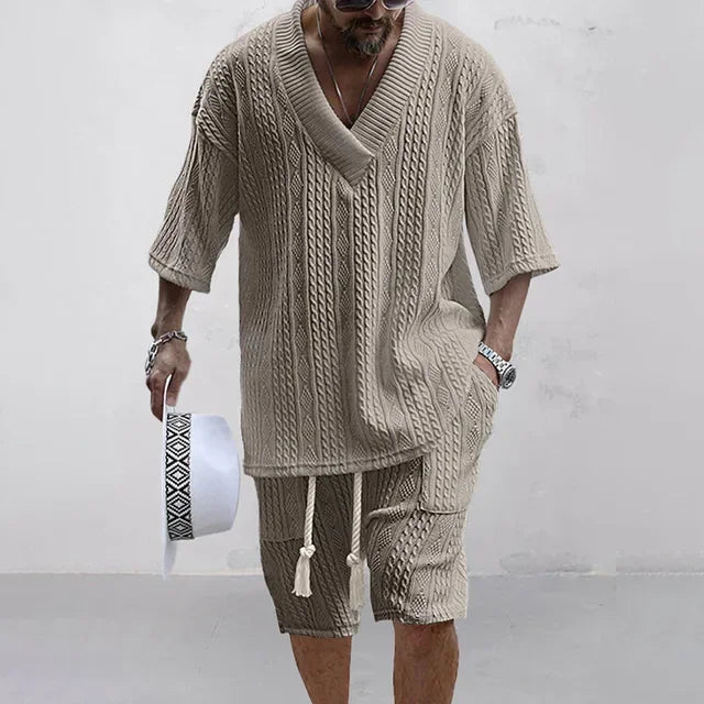 Trendiger weißer Herren Strick Zweiteiler. Lässiges Sommer Set für stilvolle Männer, bestehend aus Shirt & Shorts.