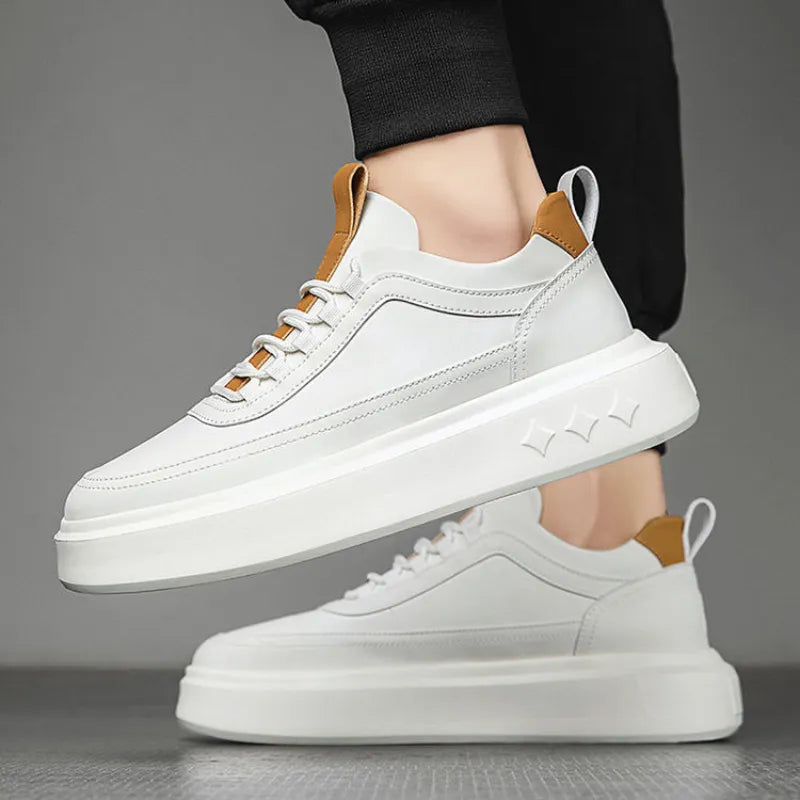 Weiße & beige Herren Sneaker. Stilvolle Alltagsschuhe mit Erhöhung für mehr Größe und bequemen Gang.