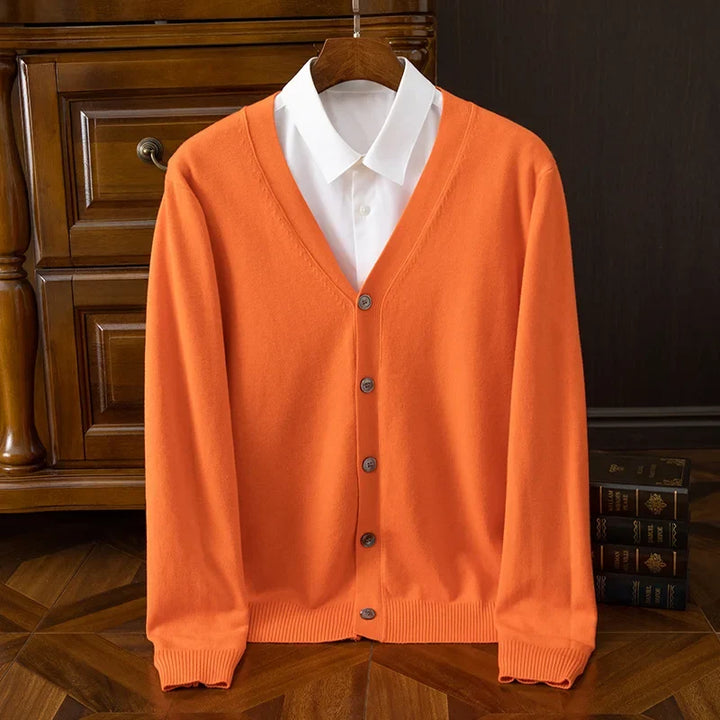Bequemer Herren Strickcardigan mit V-Ausschnitt und Knopfleiste. Ideal für Freizeitkleidung und Herren Strickwaren.