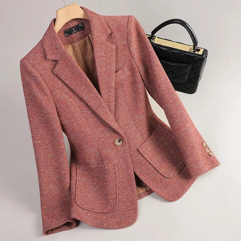 Eleganter Damen Herbstblazer im Fischgrätmuster. Stilvolle Damenjacke für Büro und Freizeit.