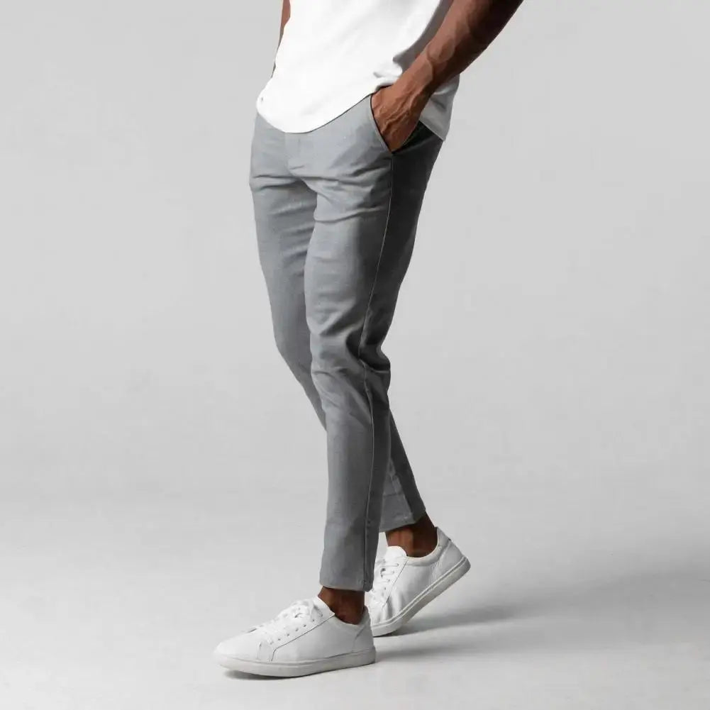 Dunkelblaue, elegante Businesshose für Herren. Bequeme, dehnbare schmale Hose, perfekt für Büro oder Freizeit.