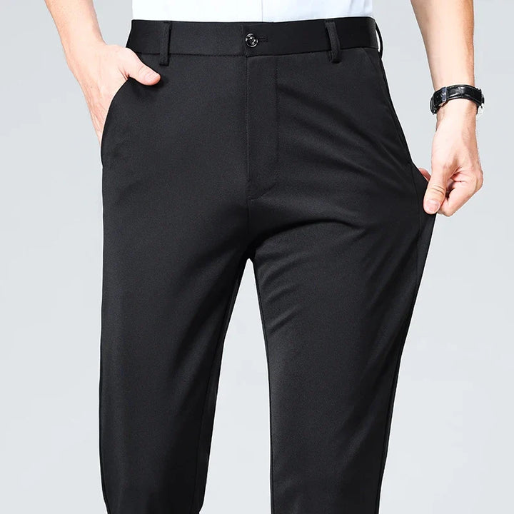 Formelle Herrenhose mit praktischen Taschen, vielseitig kombinierbar für Business und elegante Events.