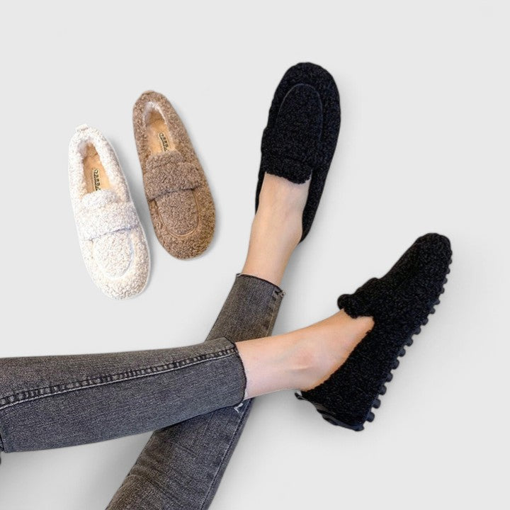 Komfortable Innenschuhe für Damen; warme, bequeme Winter Hausschuhe für entspannte Abende daheim.