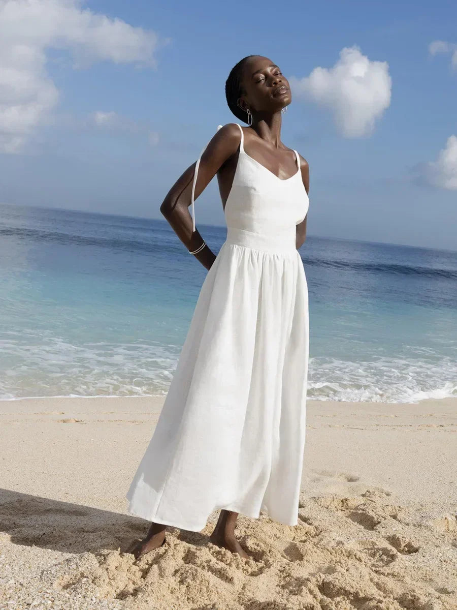 Rückenansicht des luftigen Damen A-Linien-Kleides, Trägerkleid, perfekt für Strandspaziergänge im Urlaub.