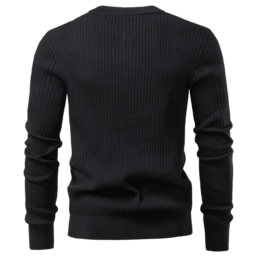 Eleganter Herren Langarm-Pullover, gerippt mit Knopfleiste. Stilvolle Alltagsmode für Freizeit.