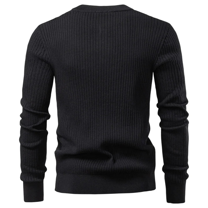 Eleganter Herren Langarm-Pullover, gerippt mit Knopfleiste. Stilvolle Alltagsmode für Freizeit.