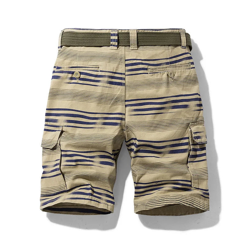 Herren Frühlings-Cargoshorts mit feinem Streifenmuster. Leichte, bequeme kurze Freizeithose für den Sommer.
