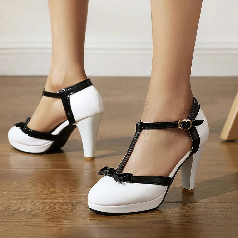Glamouröse Damen Pumps mit T-Riemen, Knöchelschnalle, Blockabsatz. Ideal für Partys und Events.
