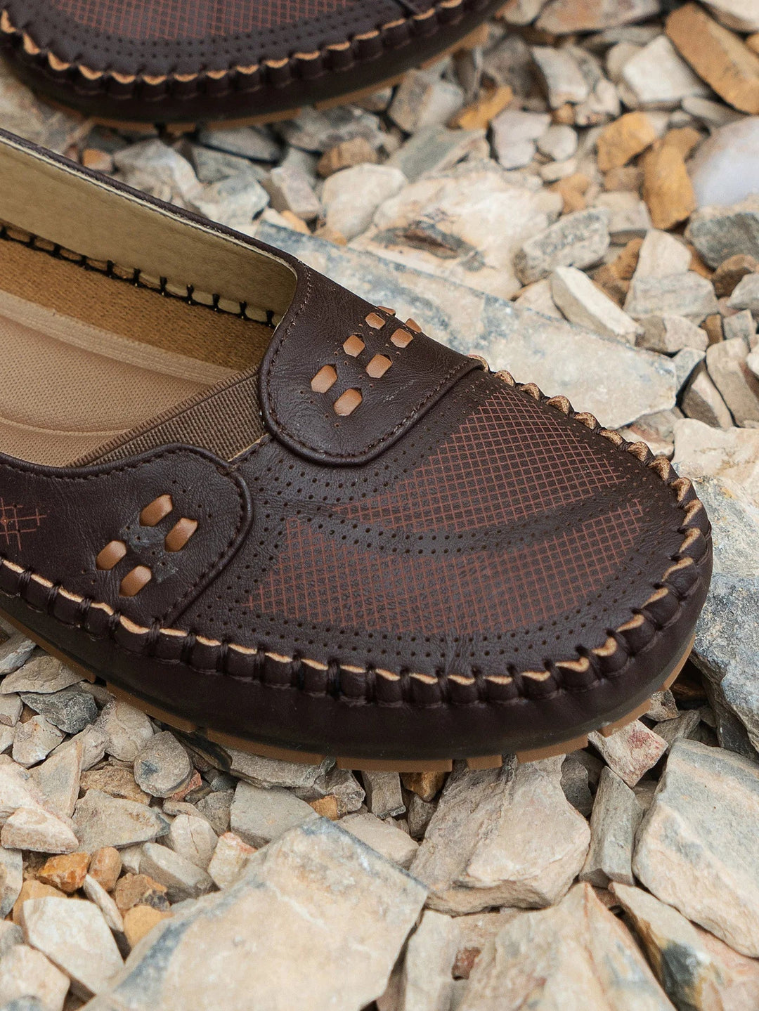 Dunkelblaue klassische Damen Loafer mit flacher Sohle, komfortabel für Büro und entspannten Alltag.