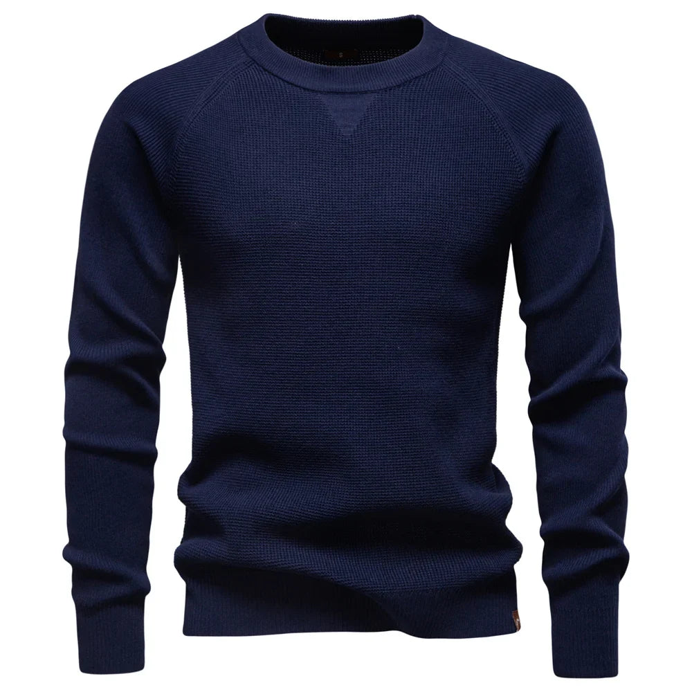Klassischer Herren Strickpullover mit Rundhals, Langarm und Raglan-Schnitt; stilvoll und bequem.