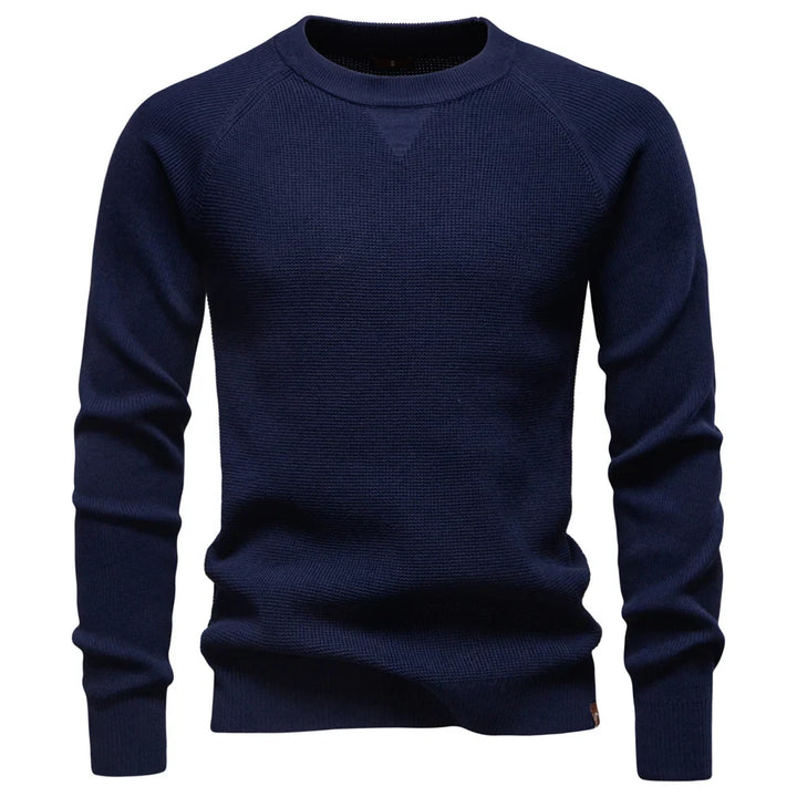 Klassischer Herren Strickpullover mit Rundhals, Langarm und Raglan-Schnitt; stilvoll und bequem.