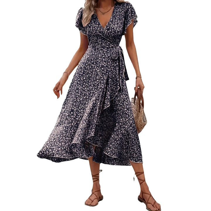 Modernes Damen Sommerkleid, kurzarm, mit Allover-Blumenmuster, Wickel-Look & dekorativen Rüschen.
