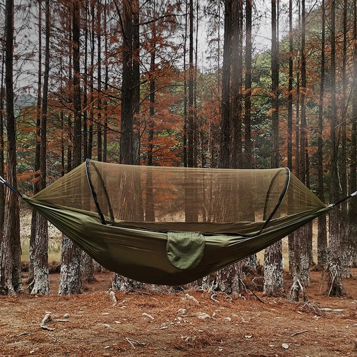 Outdoor-Hängematte mit integriertem Moskitonetz aus Fallschirmstoff, ideal für Camping, Reise & Entspannung.