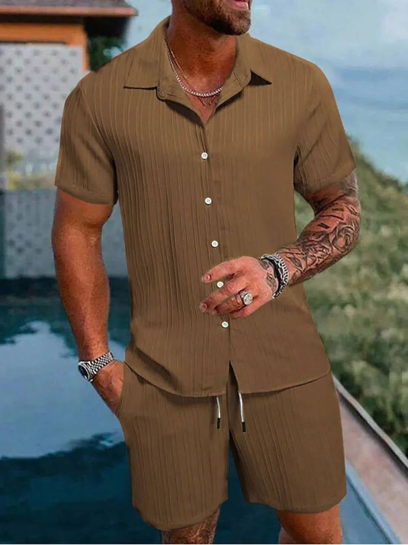 Modisches Herren Freizeit Zweiteiler: Kurzarm Hemd und Shorts für stilvolle Looks.