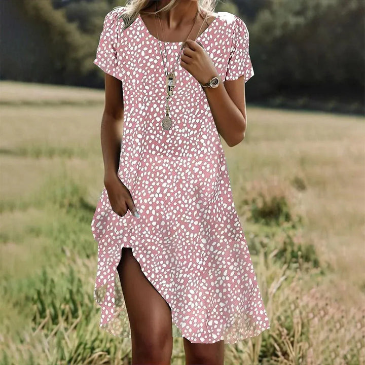 Grünes A-Linien Boho-Sommerkleid, fließend, kombiniert für einen entspannten Urlaubslook am Strand.