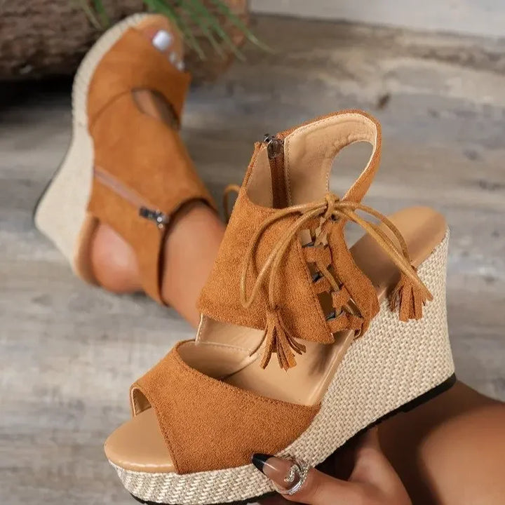 Bequeme Damen Sommer Plateau-Sandalen mit Keilabsatz, offener Zehe und feiner Schnürung am Knöchel.